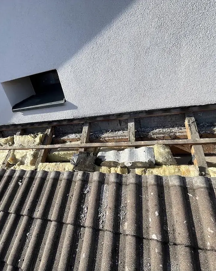 Le long du mur, avant le nouvel abergement. Fenêtre de toit et remaniement, chantier de Trois Massifs Toiture.