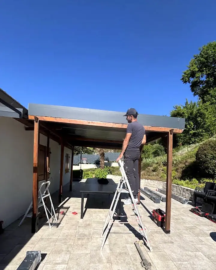 L'ancien auvent en bois, au début du chantier. Auvent de terrasse, chantier de Trois Massifs Toiture.