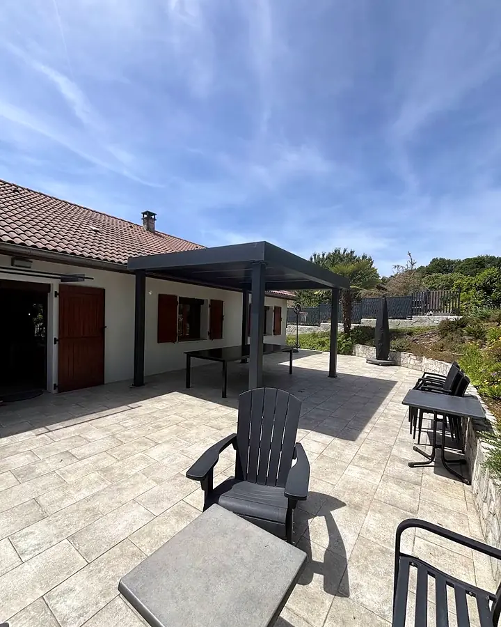La terrasse couverte, prête pour l'été. Auvent de terrasse, chantier de Trois Massifs Toiture.