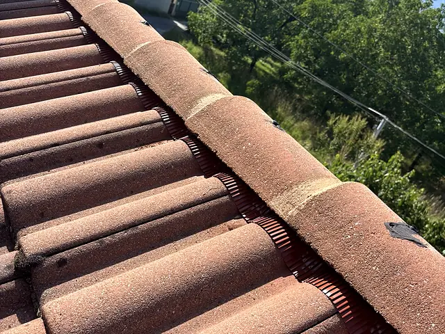 Faîtage terminé : le closoir ventilé apparaît sous chaque faîtière. Faîtage refait à sec, chantier de Trois Massifs Toiture.