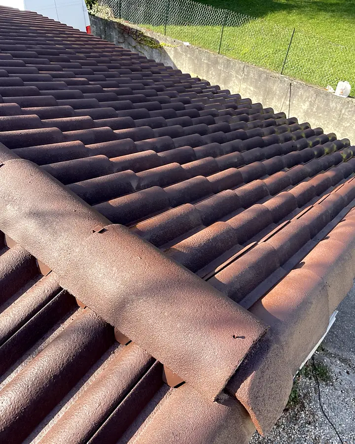 Couverture et faîtage dans une teinte uniforme. Démoussage et peinture, chantier de Trois Massifs Toiture.